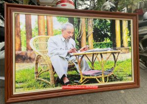 Tranh bác hồ nghồi ghế mây trang trọng SN66