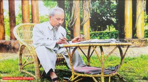 Tranh bác hồ nghồi ghế mây làm việc SN33